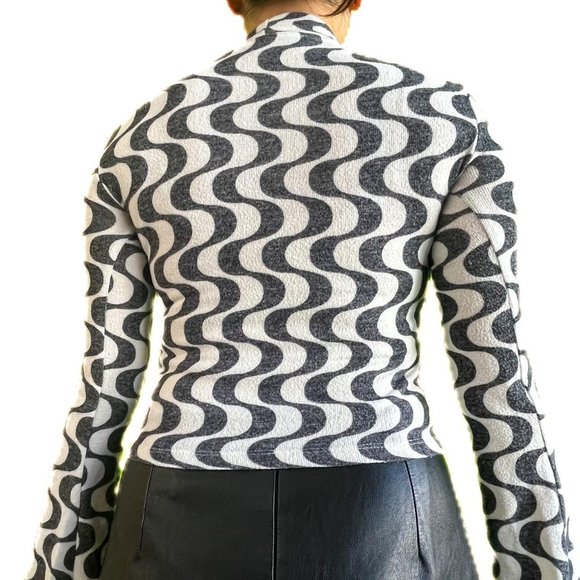 Stradivarius groovy wavvy print cream and grey crop top, size M - Picture 4 of 4